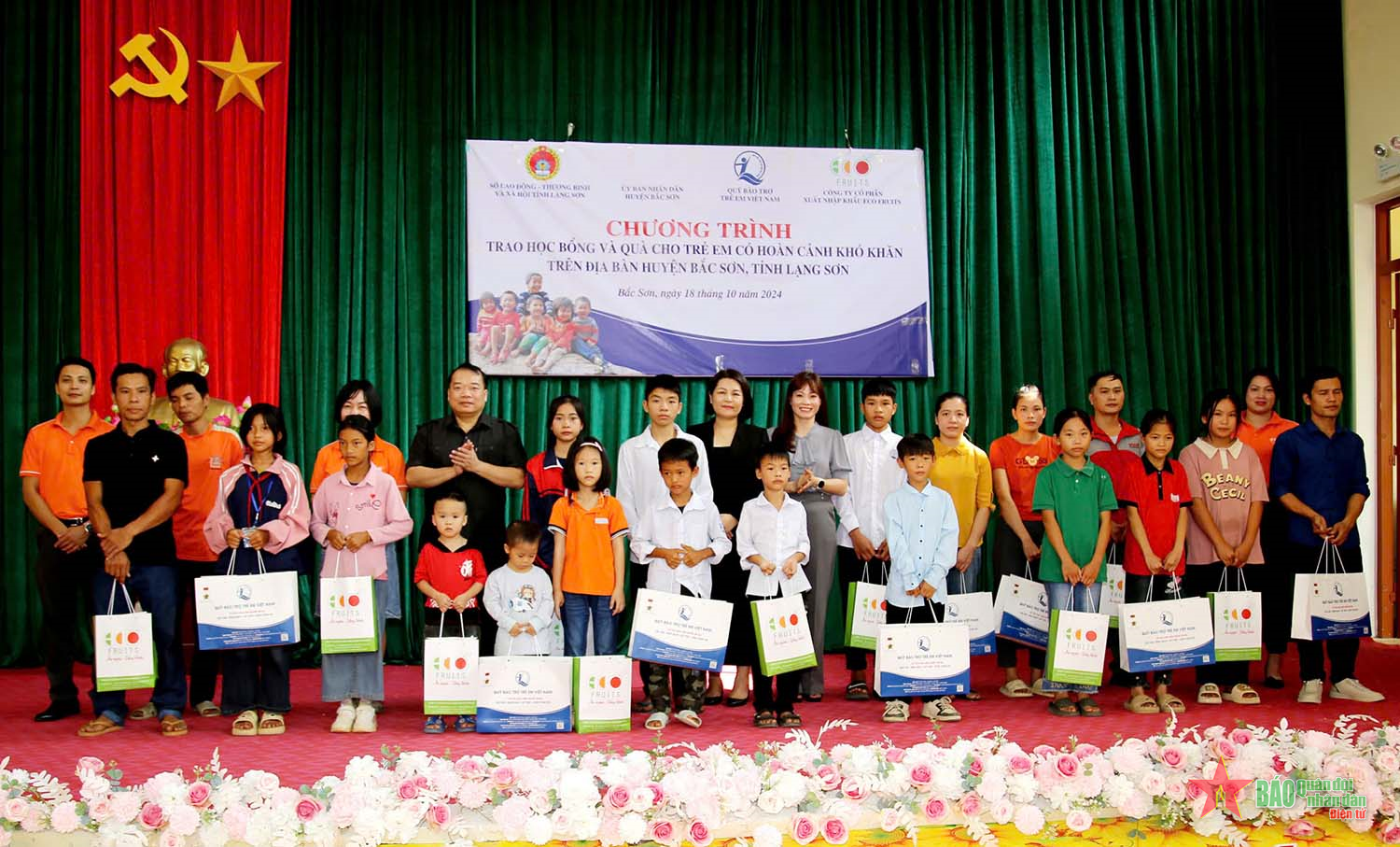 Hơn 560 triệu đồng dành tặng trẻ em có hoàn cảnh đặc biệt, khó khăn tỉnh Lạng Sơn